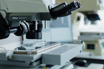 アヅマホールディングスがM&Aで成長加速　「100億宣言」掲げ研究機器商社を子会社化