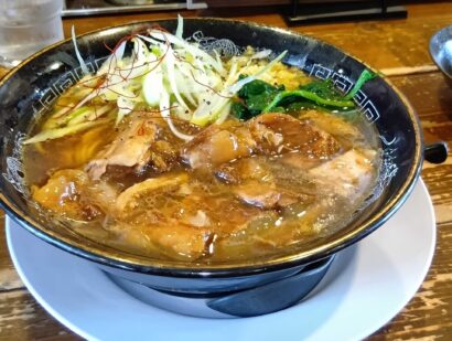 【キシャメシ】ダルマ食堂（新潟市西区）のヤバいやつ、肉うようよの新作「旨煮トンポーロー麺」に急げ！