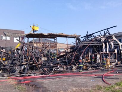 【速報】三条市の集合住宅で火災発生、建物全焼で住人の女性が両足に火傷負う