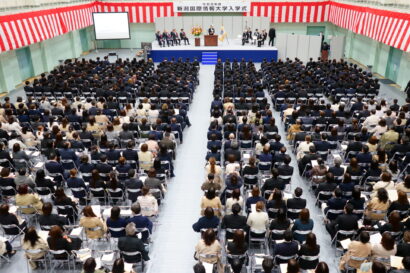 「絶対的に見えるものさえ疑う姿勢で」越智学長　新潟国際情報大学が第33回入学式を挙行、284人が新入学