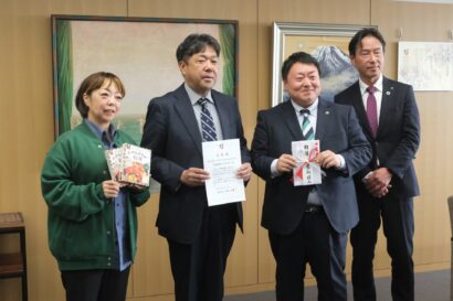 道の駅国上、名物「トマ味噌カレー豚丼」レトルトパックの売上の一部を新潟県燕市へ寄付