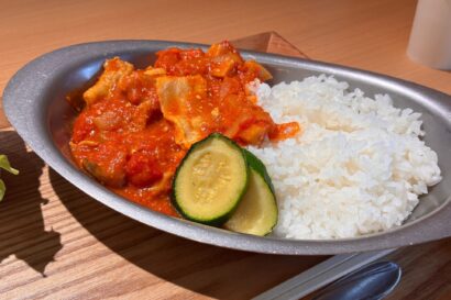 【前略、道の駅よりキシャメシ】人気給食で童心へ返る、燕市のオリジナル給食メニュー「トマ味噌カレー豚丼」が食べられる道の駅国上