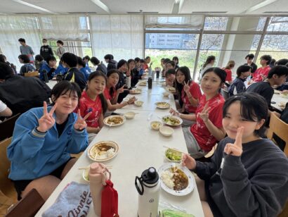 新潟市とオーストラリアの中高バレーボールチームが国際交流、藤井商店寄贈の弥彦産コシヒカリに舌鼓