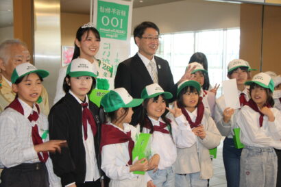 【新潟の緑を守ろう】新潟市長やミス日本みどりの大使も参加し、JR新潟駅構内で「緑の募金」街頭活動