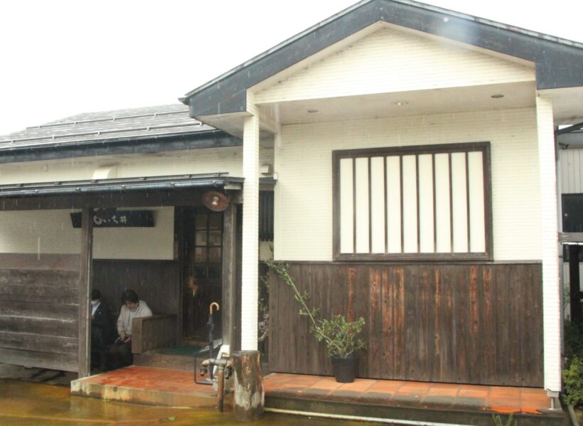 長岡市曙の「いち井」。雨のせいで行列ができていないが、普段は1時間以上の待ちも少なくない