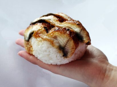 【春も土用の丑の日】角上魚類が全店舗でうなぎ販売強化、目玉は手のひらからはみ出る超特大「うなぎおにぎり」