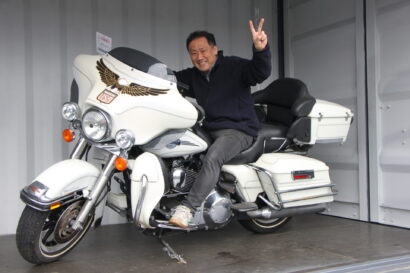【シーズン真っ只中】佐渡島随一のバイクショップ、ケイバッカ隣接のライダース佐渡佐和田店から「YAEH!」