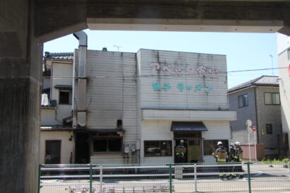 新潟市中央区日の出1丁目の「アベック食堂」で火災、付近住民を避難誘導