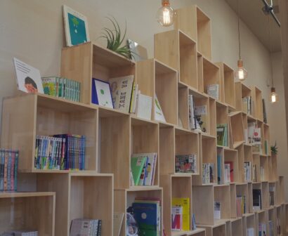 日帰り温泉施設「しらさぎ荘」、館内読書室をリニューアル　自然テーマの文庫に