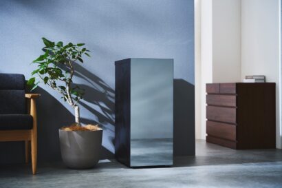 ツインバード、ミラーガラス採用のスリム冷凍庫を発売　リビングにもなじむデザイン