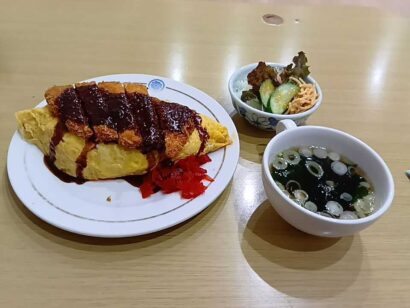 【キシャメシ】ちょ、とんかつ乗ってんだけど…夢のオムライスが食べられる おばな家本店（新潟市秋葉区）