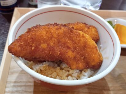 【キシャメシ】新店舗「あけぼの一丁目食堂」へ直行　中華そばとささみカツ丼の黄金コンビに大満足