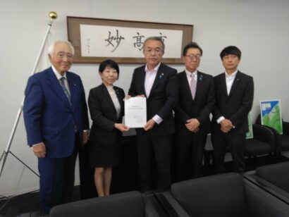 【記者ノート】中東情勢悪化に伴う地域経済及び市民を守る緊急要望書を、妙高市議会の会派が城戸市長に提出