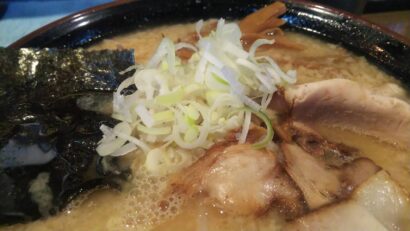 【キシャメシ】魚沼市で熱々の一杯　「らーめん まる井」の背油みそ