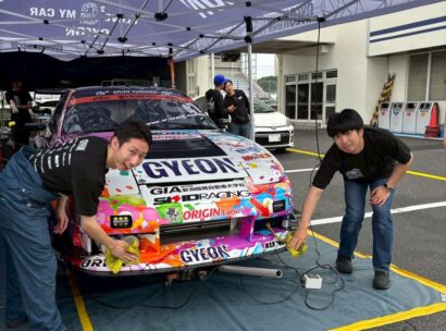 新潟国際自動車大学校の学生がD1グランプリ参戦　プロチームのメカニックとして現場支える