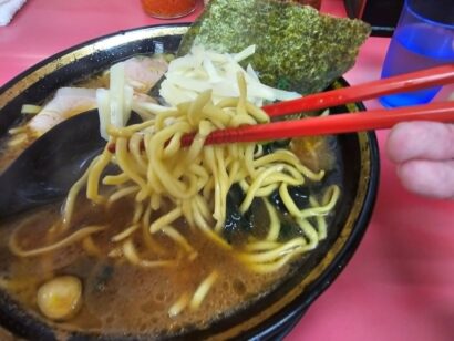 【キシャメシ】これは私が記者になる前の話。涙の味、思い出の『家系ラーメン上越家』（新潟県上越市）