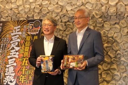 【正三尺玉に協賛し50年】長岡花火に向け「原信」が限定商品販売　巨大パイや生姜醤油味「ふわっと」など新商品も