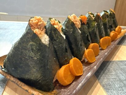 【キシャメシ】これは絶景！おにぎり山脈を踏破　新潟屈指の人気店「豚米」へ（新潟市東区）