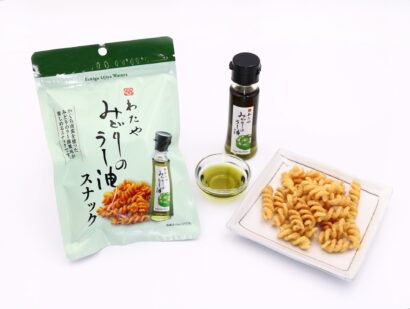 【新製品】阿部幸製菓×そば店・わたや　「わたや みどりのラー油スナック」を共同開発　小千谷のかぐら南蛮の爽やかな辛み