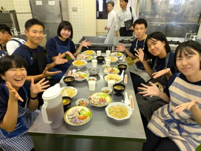 制服を着るその前に学ぶ「食」の大切さ、警察官の卵58人が料理に挑戦