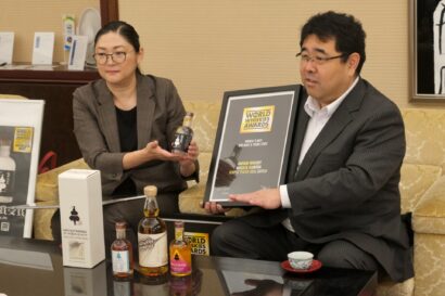 【熟成前でもおいしいウイスキーを】新潟亀田蒸溜所、WWA2026世界最高賞受賞を花角知事へ報告