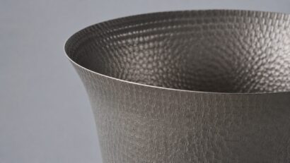 【チタン加工の限界に挑戦】燕器工、厚さ0.2ミリ・36グラムのチタン製タンブラーを発表