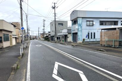 「呼びかけても応答がない」車が歩道に乗り上げ店舗に衝突、50代男性が死亡