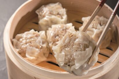 粗びき肉の食感と肉汁を追求、アクシアルが大粒シューマイをリニューアル