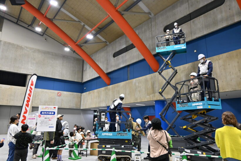 昨年の高所作業車の乗車体験。地上約4.5メートルの高さから会場を見下ろせた（2025年11月、ハイブ長岡）