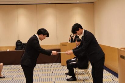 栗山米菓で2027年度の内定式　内定者がせんべい手焼きで同期と交流