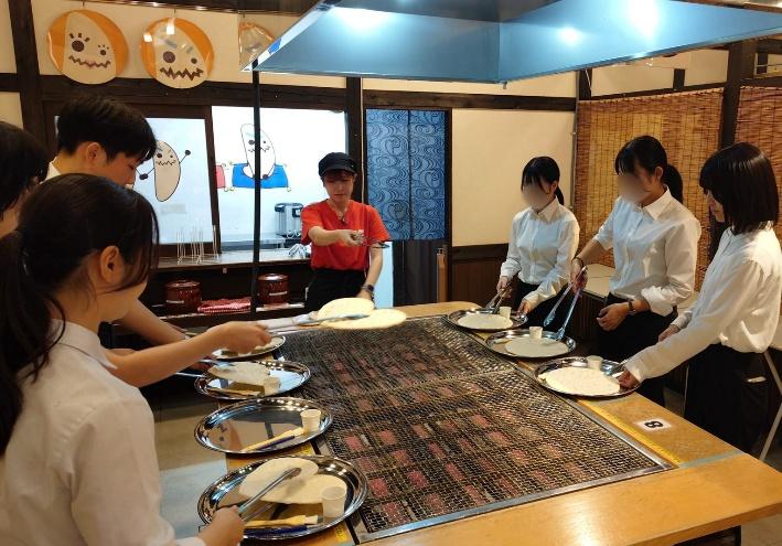 新潟せんべい王国での手焼き体験(画像提供:栗山米菓)